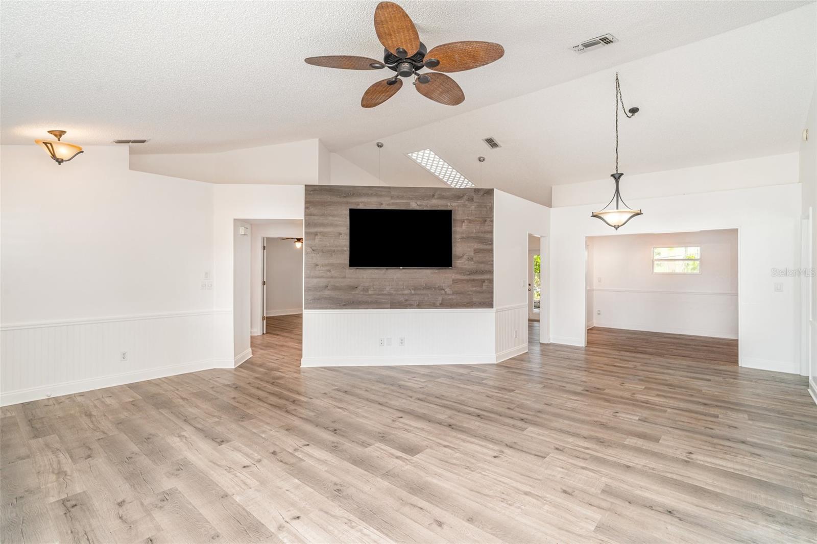 2048 Berry Roberts Dr Property Photo 6
