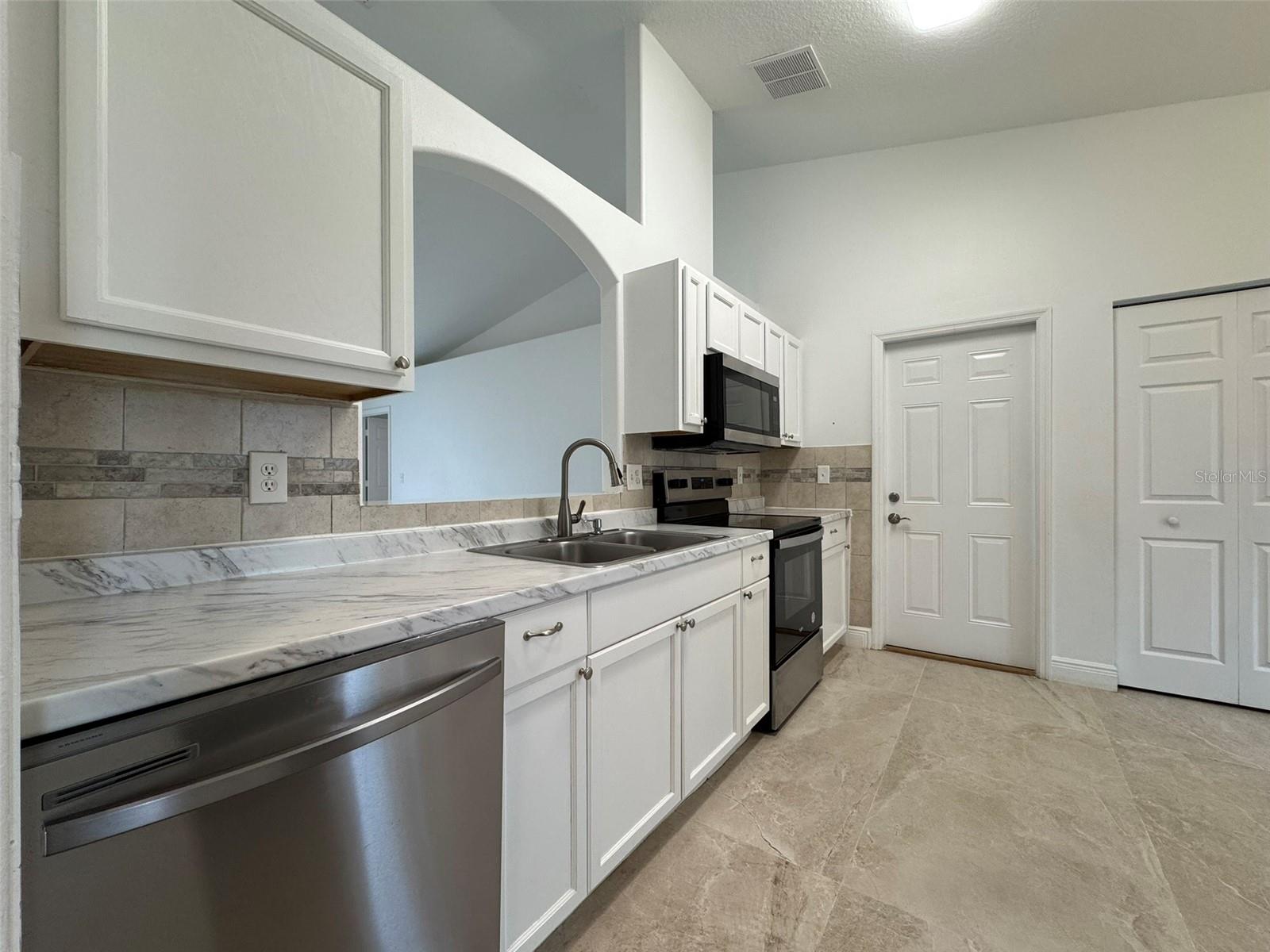 104 Heathrow Dr Property Photo 11