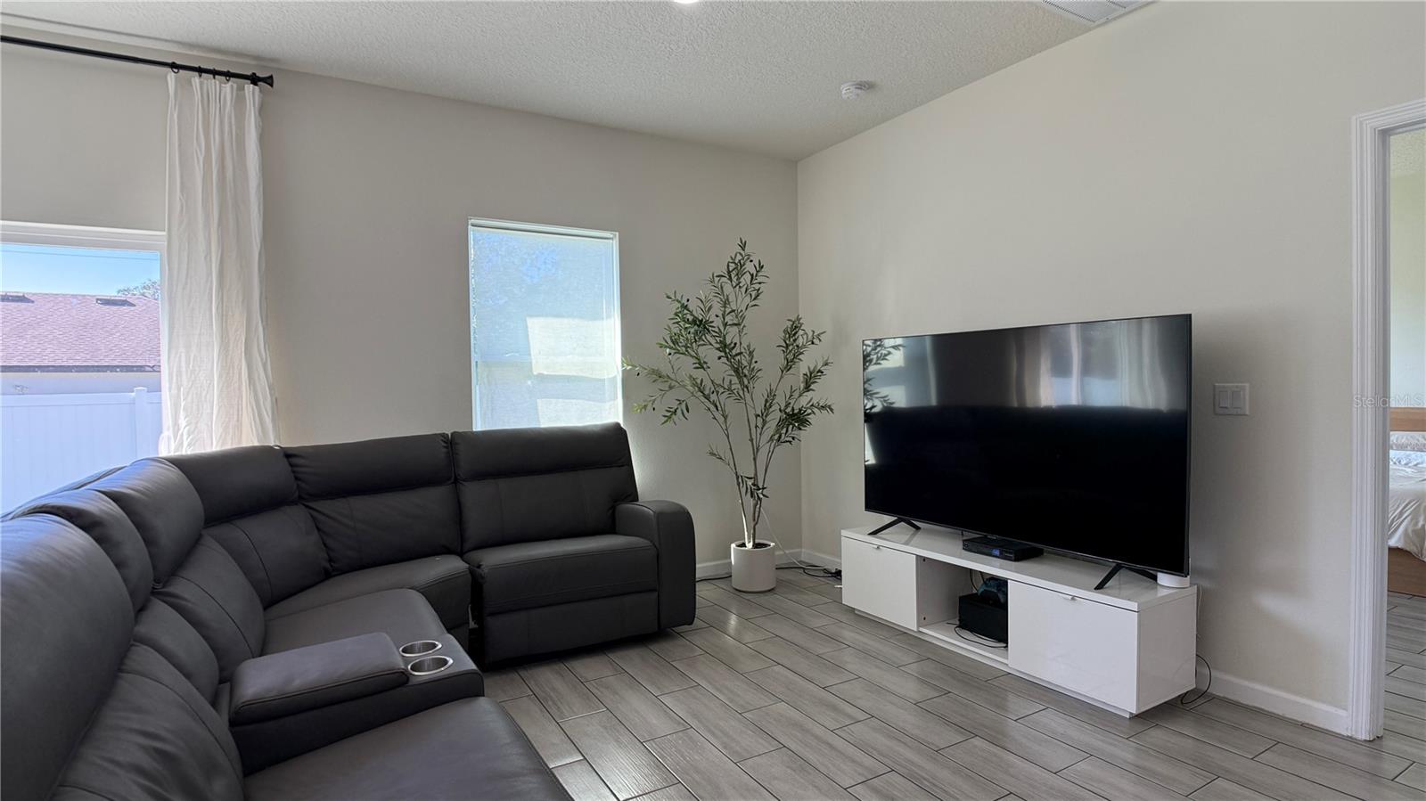 2129 Hibiscus Pl Property Photo 10