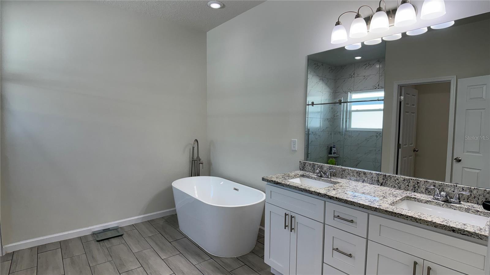 2129 Hibiscus Pl Property Photo 15