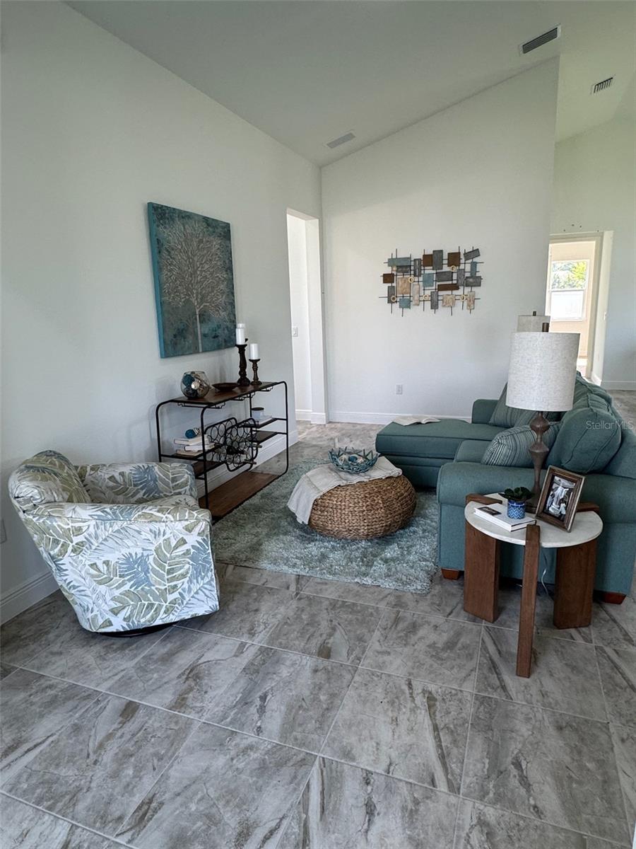 927 Azalea Walk Cir Property Photo 4