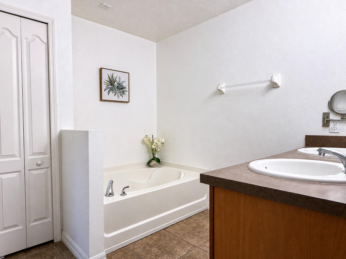 1056 Cypress Pointe Blvd Property Photo 17