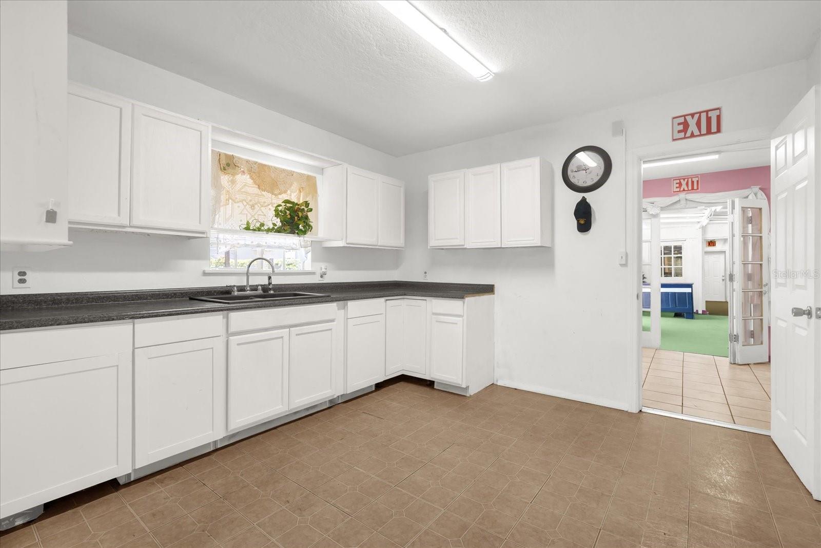 312 E Main St Property Photo 14