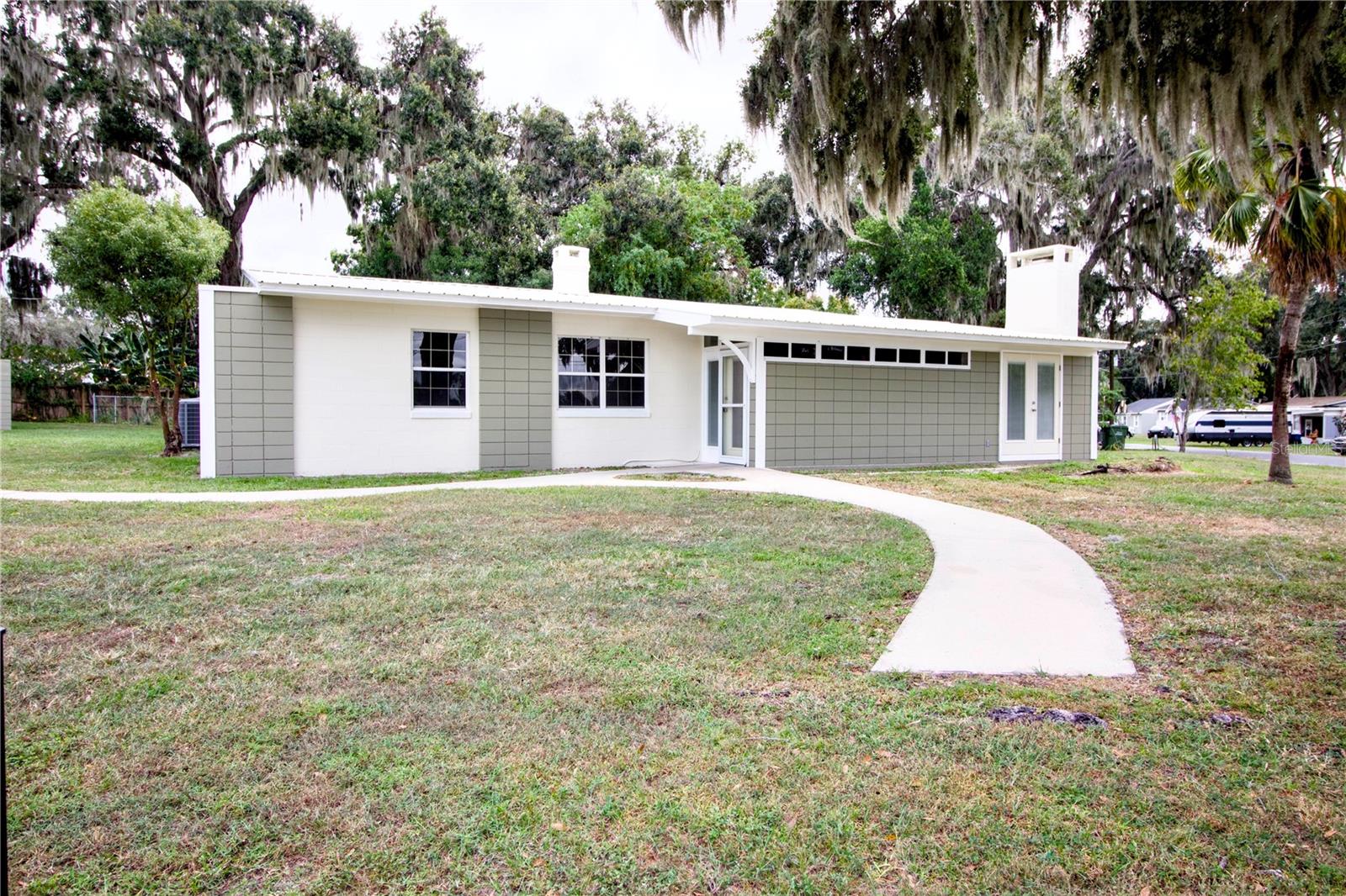 1114 Oak Dr Property Photo 1