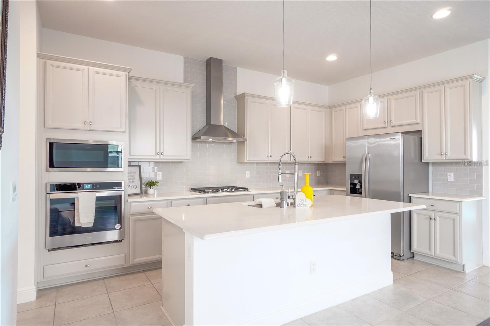 15701 Vetta Dr Property Photo 4