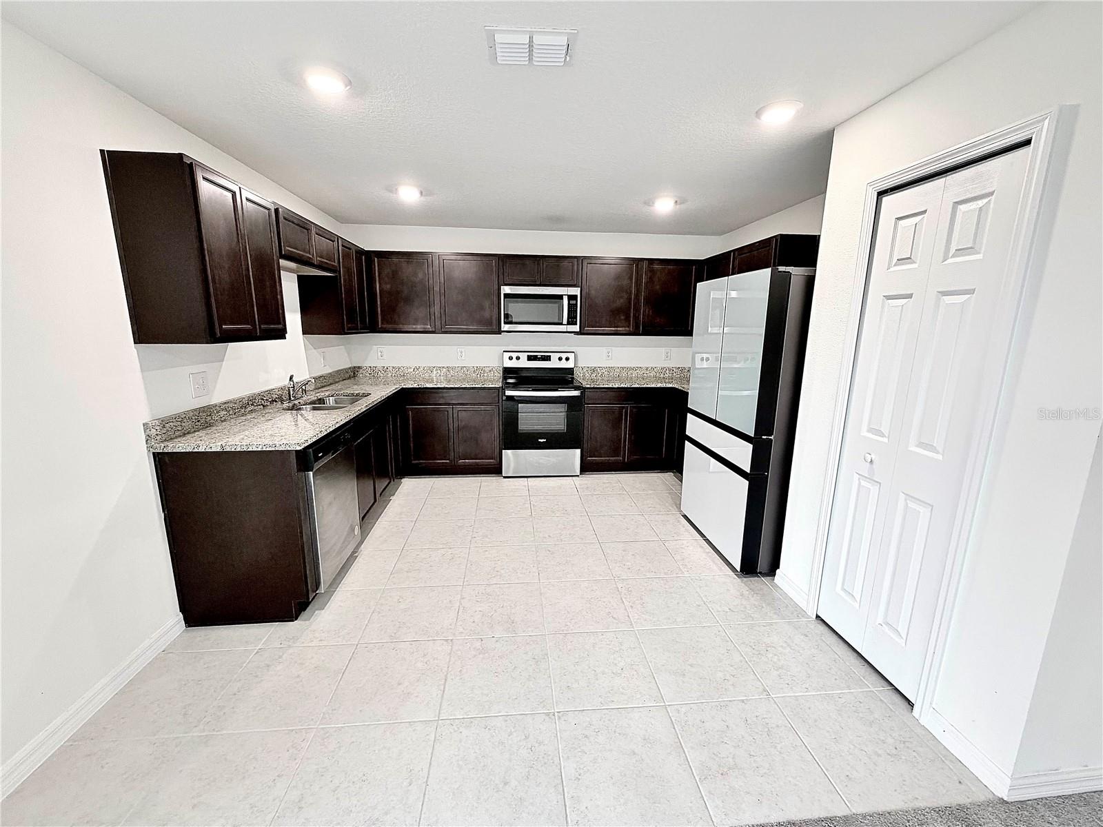 288 Towns Cir Property Photo 19