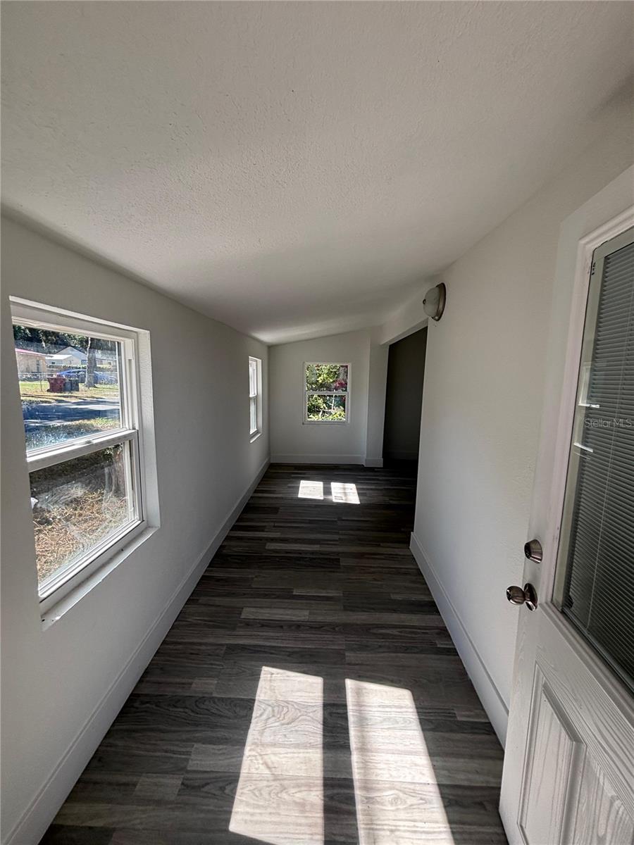 702 W Hillsboro St Property Photo 3