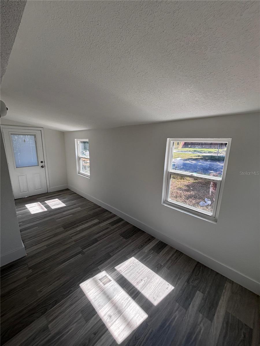 702 W Hillsboro St Property Photo 4