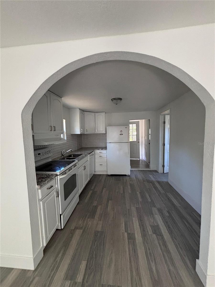 702 W Hillsboro St Property Photo 5