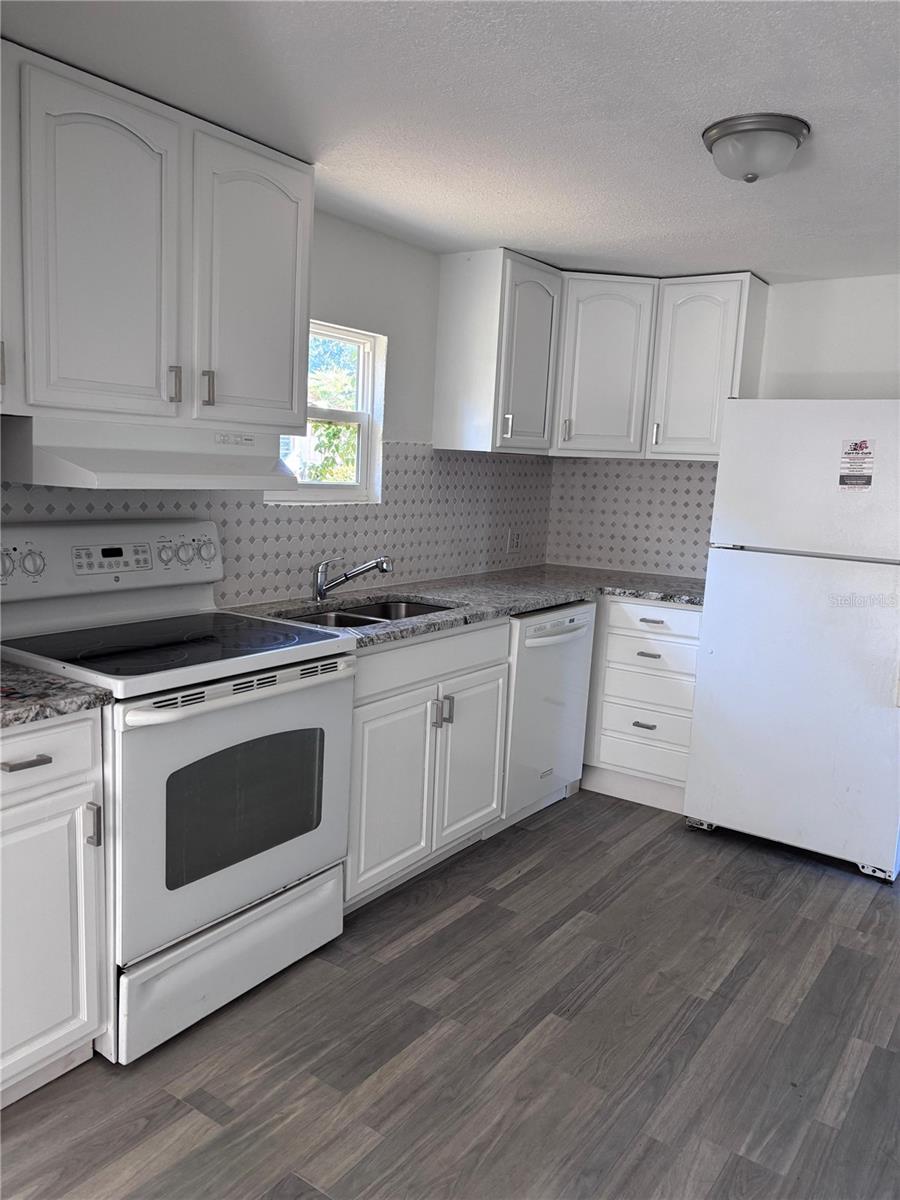 702 W Hillsboro St Property Photo 6