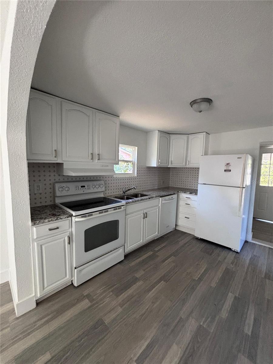 702 W Hillsboro St Property Photo 7