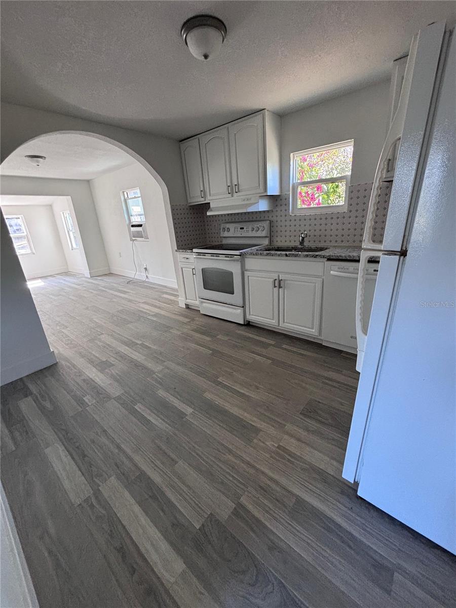 702 W Hillsboro St Property Photo 10