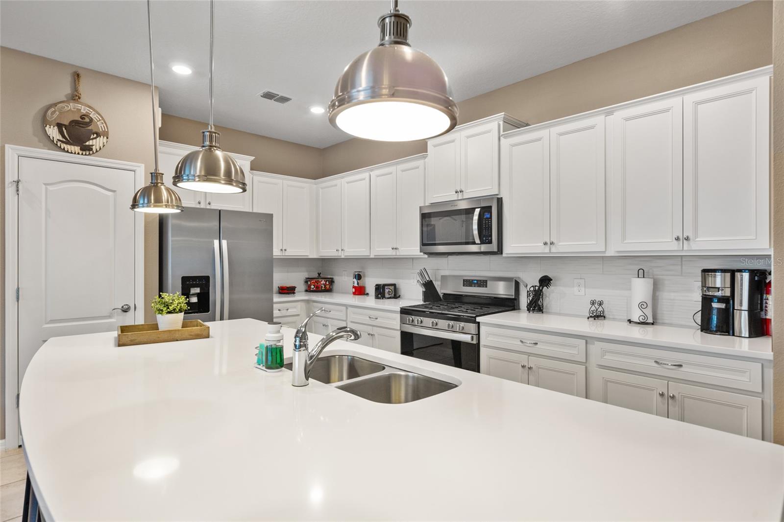 7160 Oakmoss Loop Property Photo 4