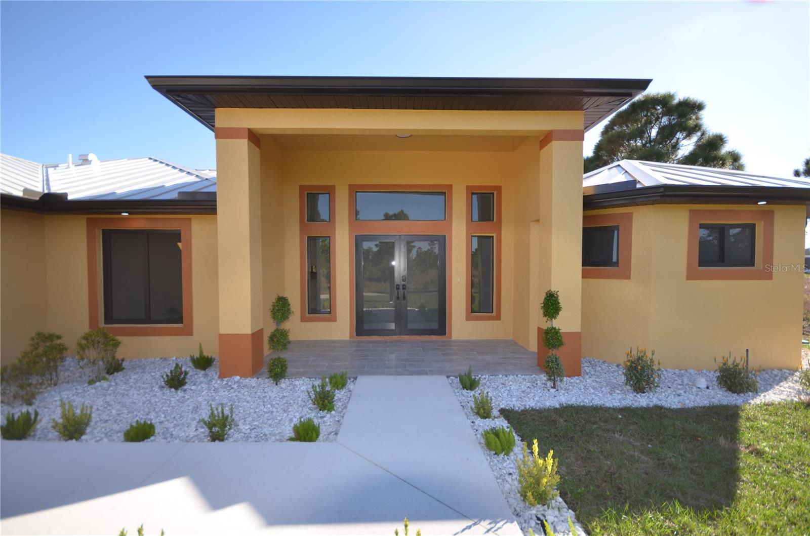 1242 Hathor St E Property Photo 1
