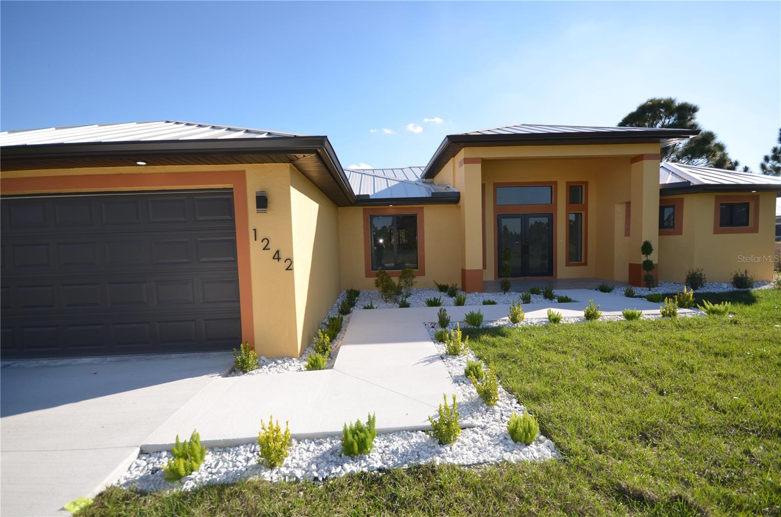 1242 Hathor St E Property Photo 2