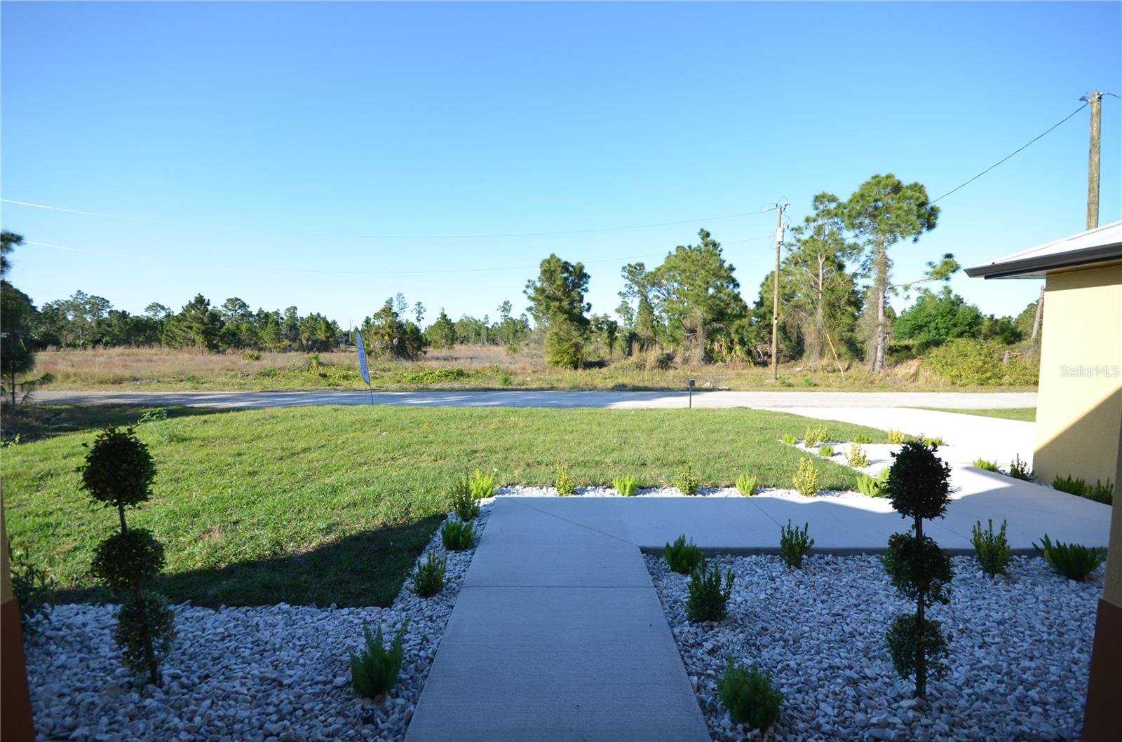 1242 Hathor St E Property Photo 3