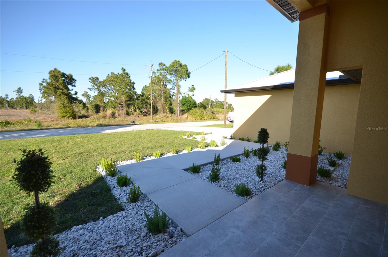 1242 Hathor St E Property Photo 4