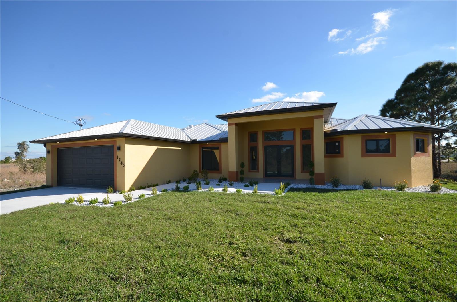 1242 Hathor St E Property Photo 5