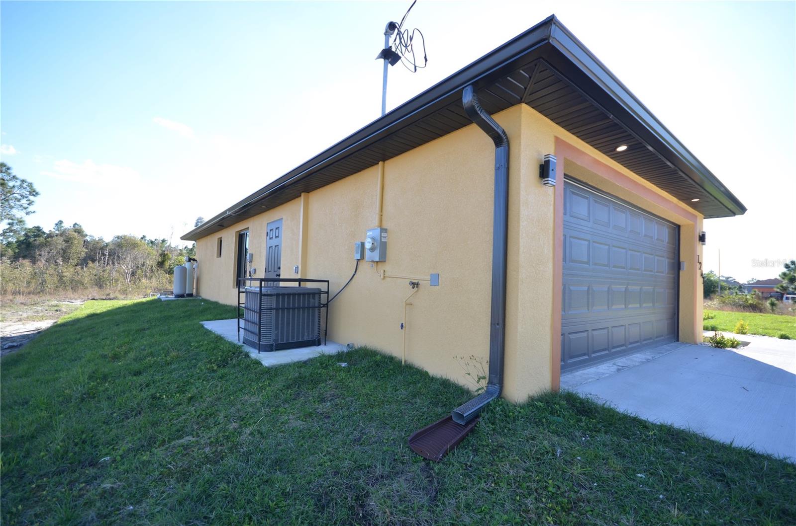 1242 Hathor St E Property Photo 6