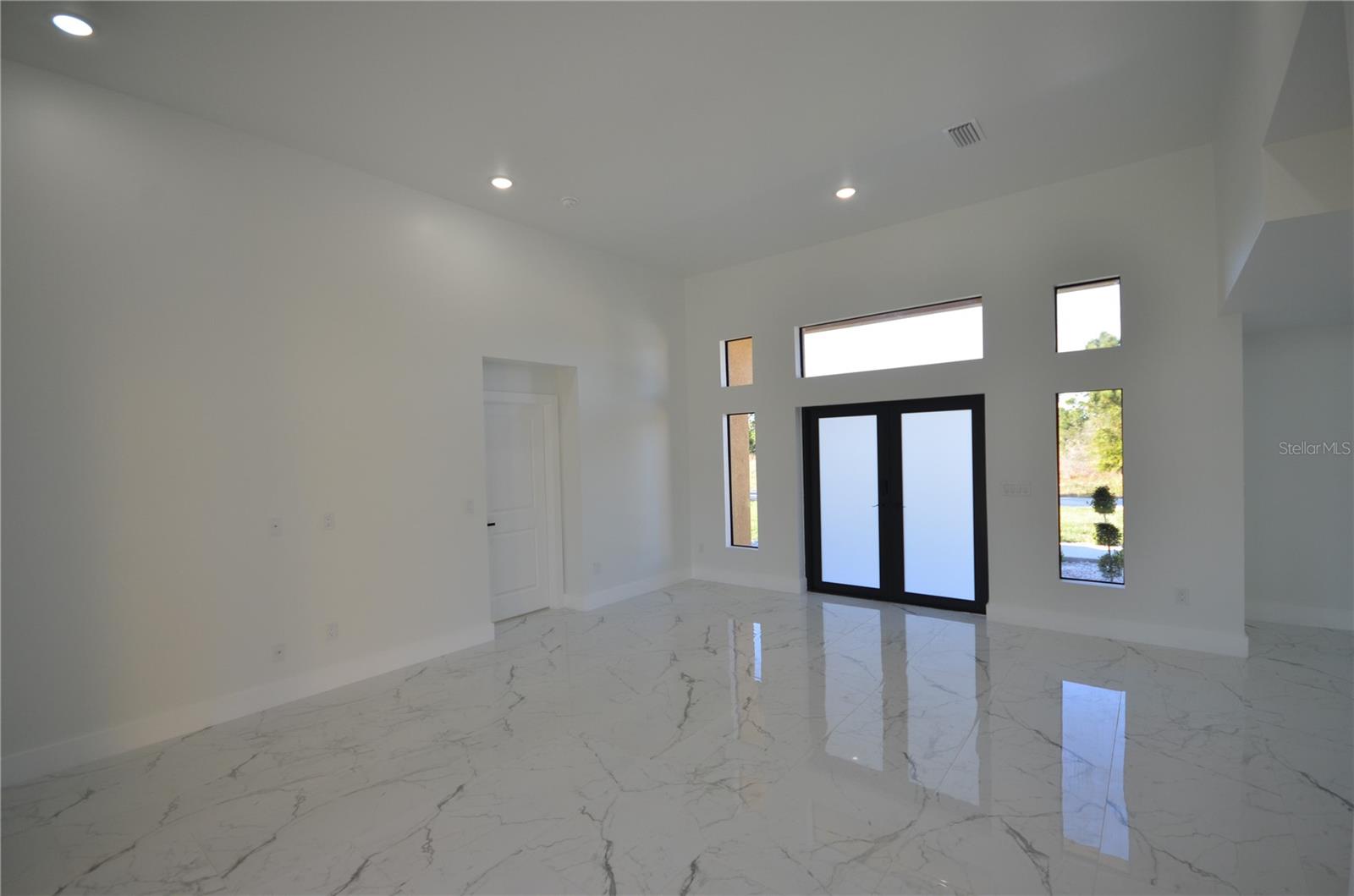 1242 Hathor St E Property Photo 11