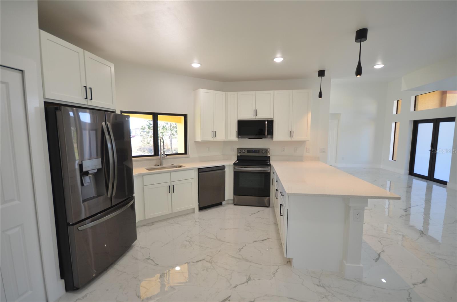 1242 Hathor St E Property Photo 14