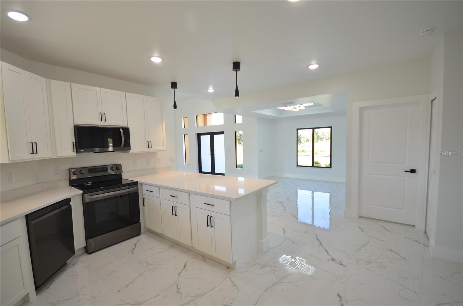 1242 Hathor St E Property Photo 15