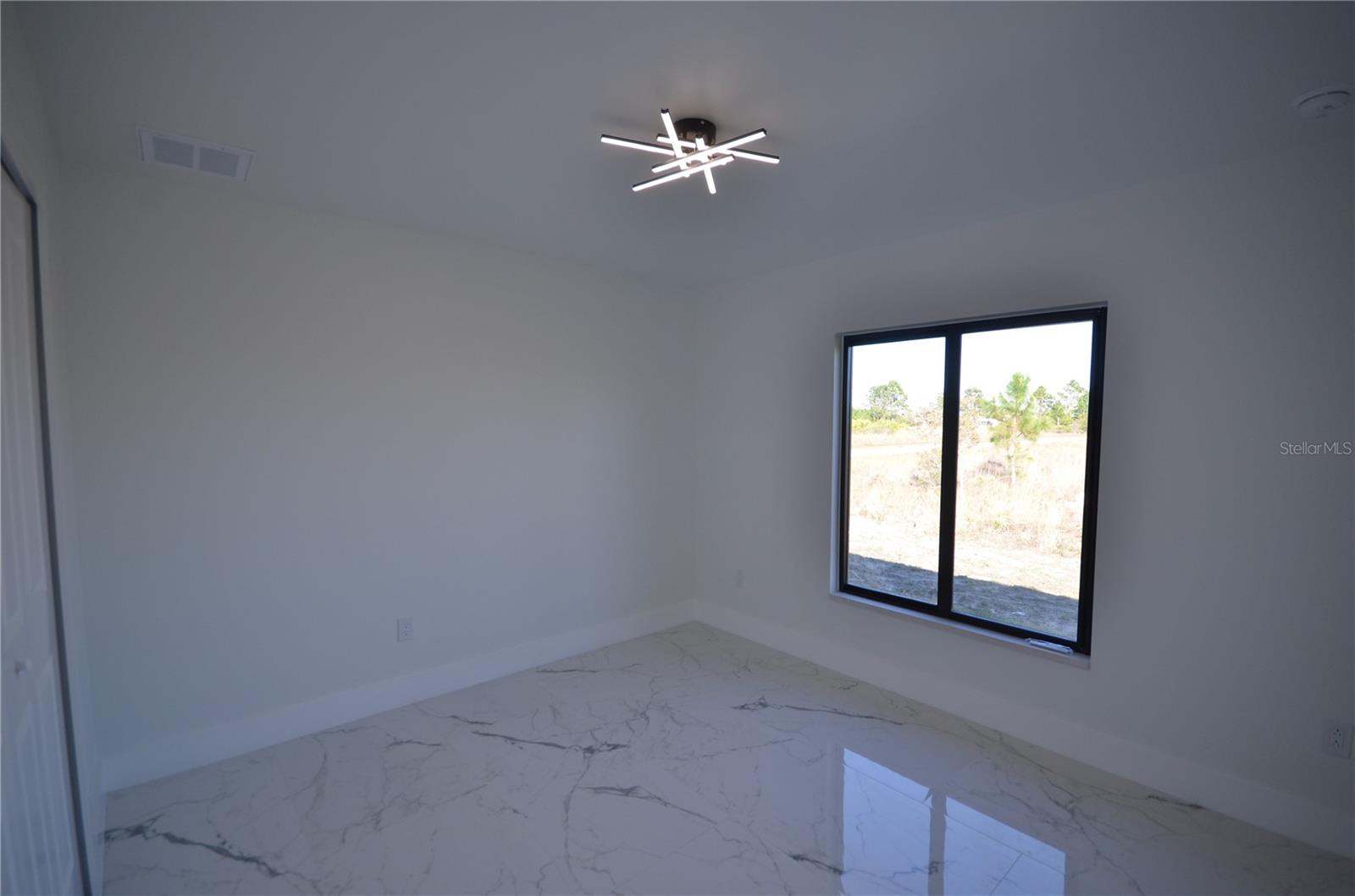 1242 Hathor St E Property Photo 16
