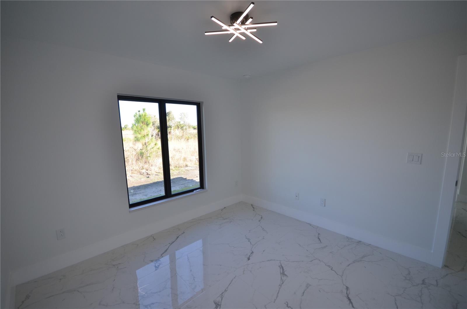 1242 Hathor St E Property Photo 18