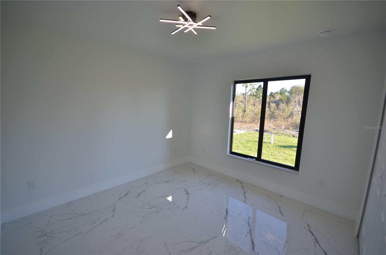 1242 Hathor St E Property Photo 21
