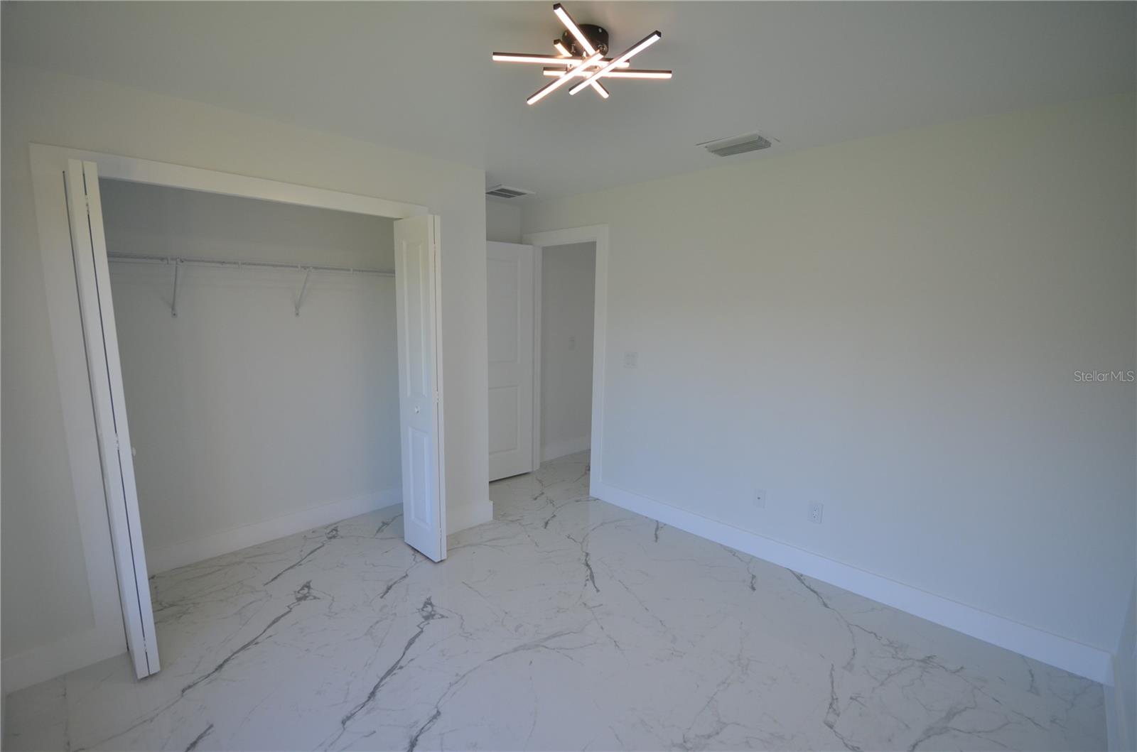 1242 Hathor St E Property Photo 22