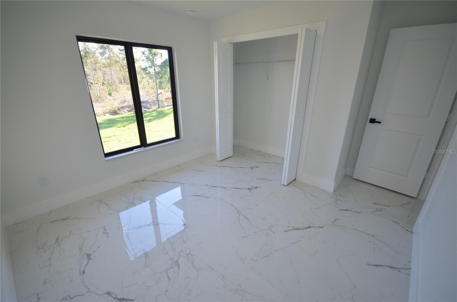 1242 Hathor St E Property Photo 23