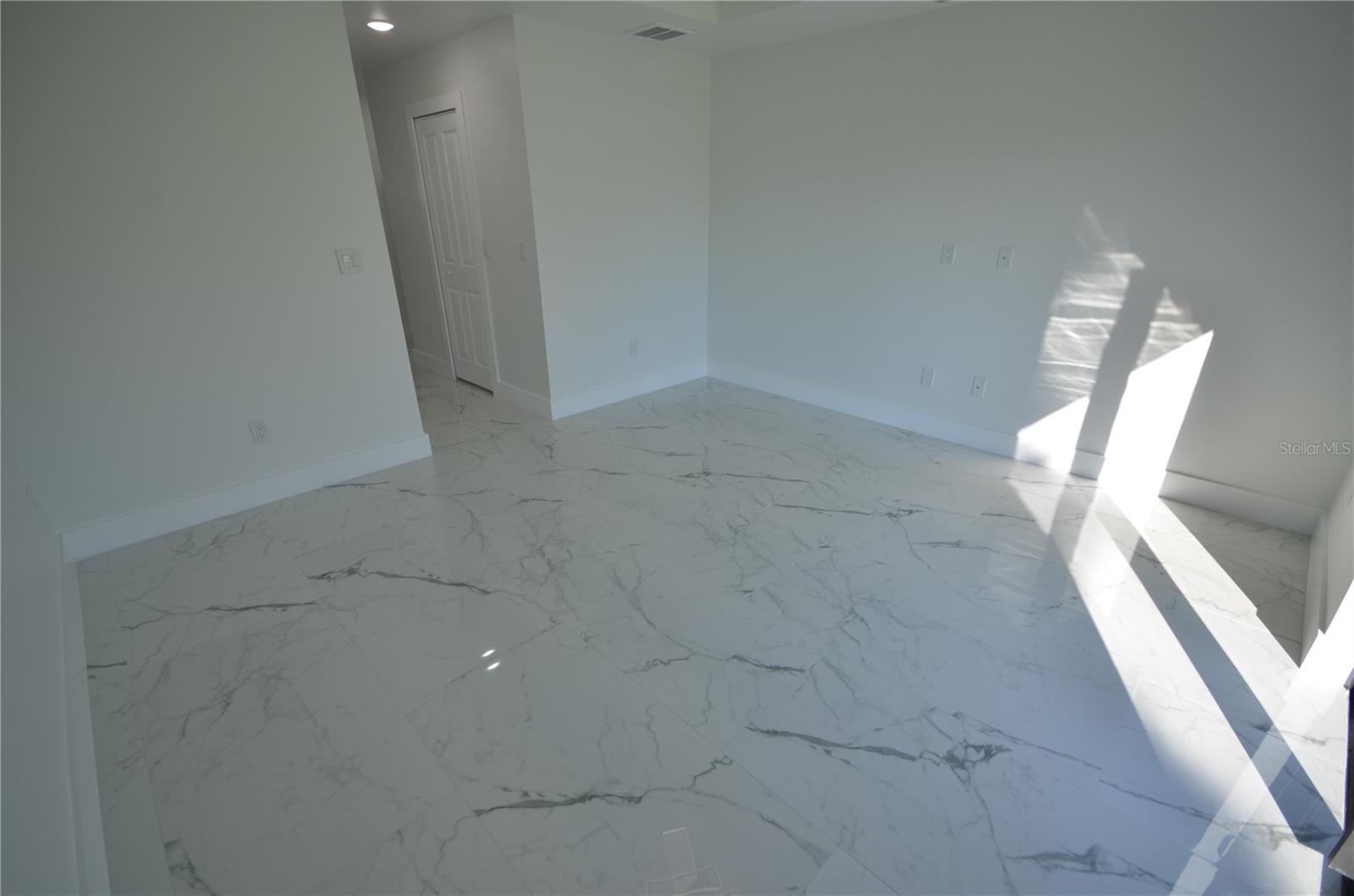 1242 Hathor St E Property Photo 27