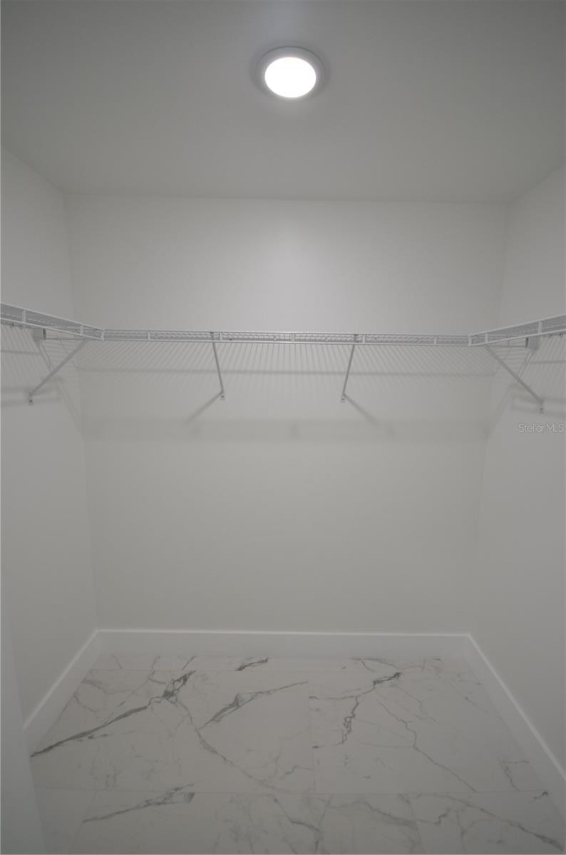 1242 Hathor St E Property Photo 32