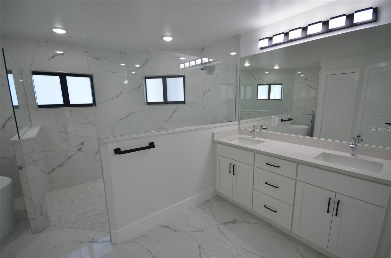 1242 Hathor St E Property Photo 33