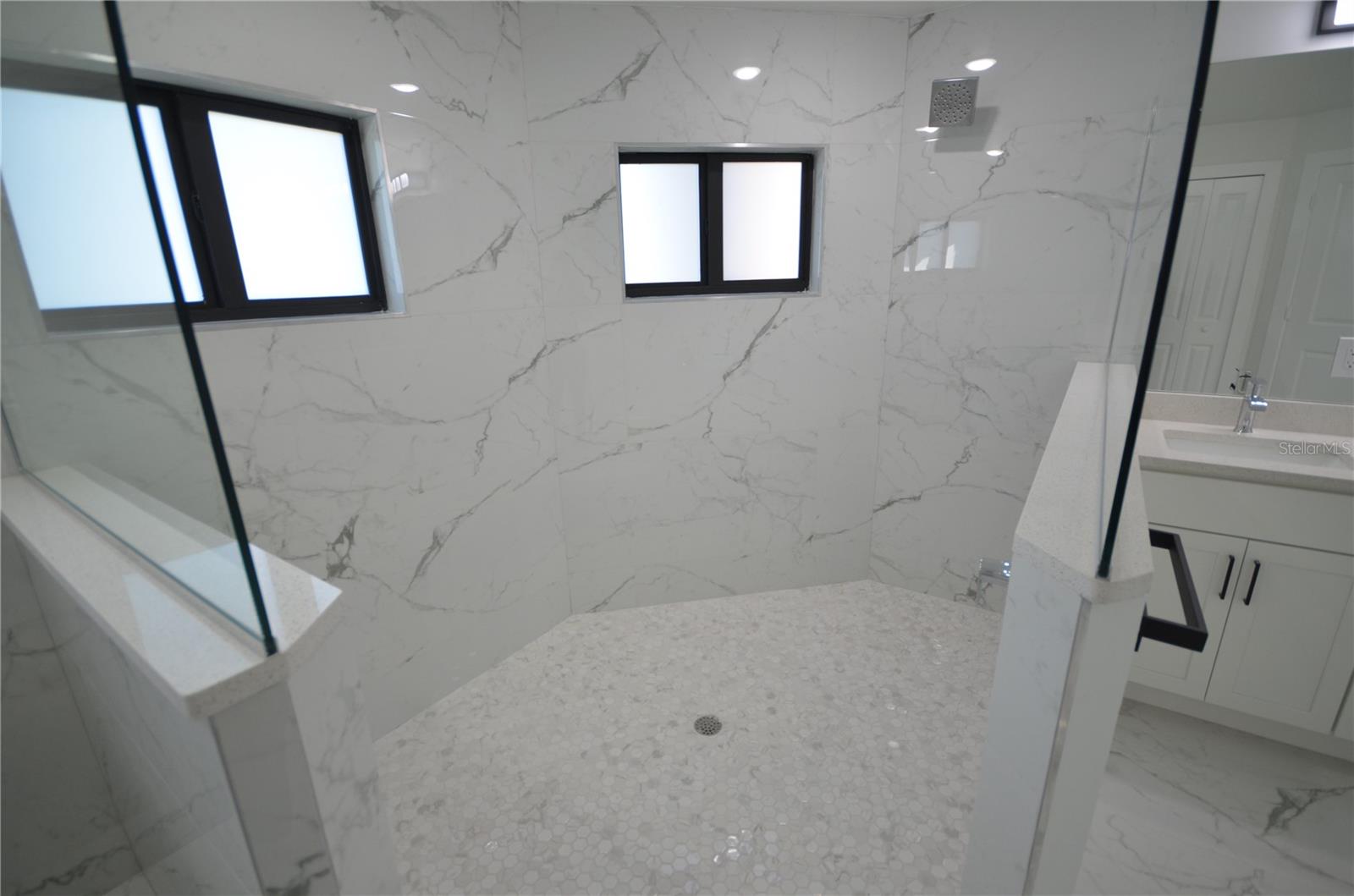 1242 Hathor St E Property Photo 34