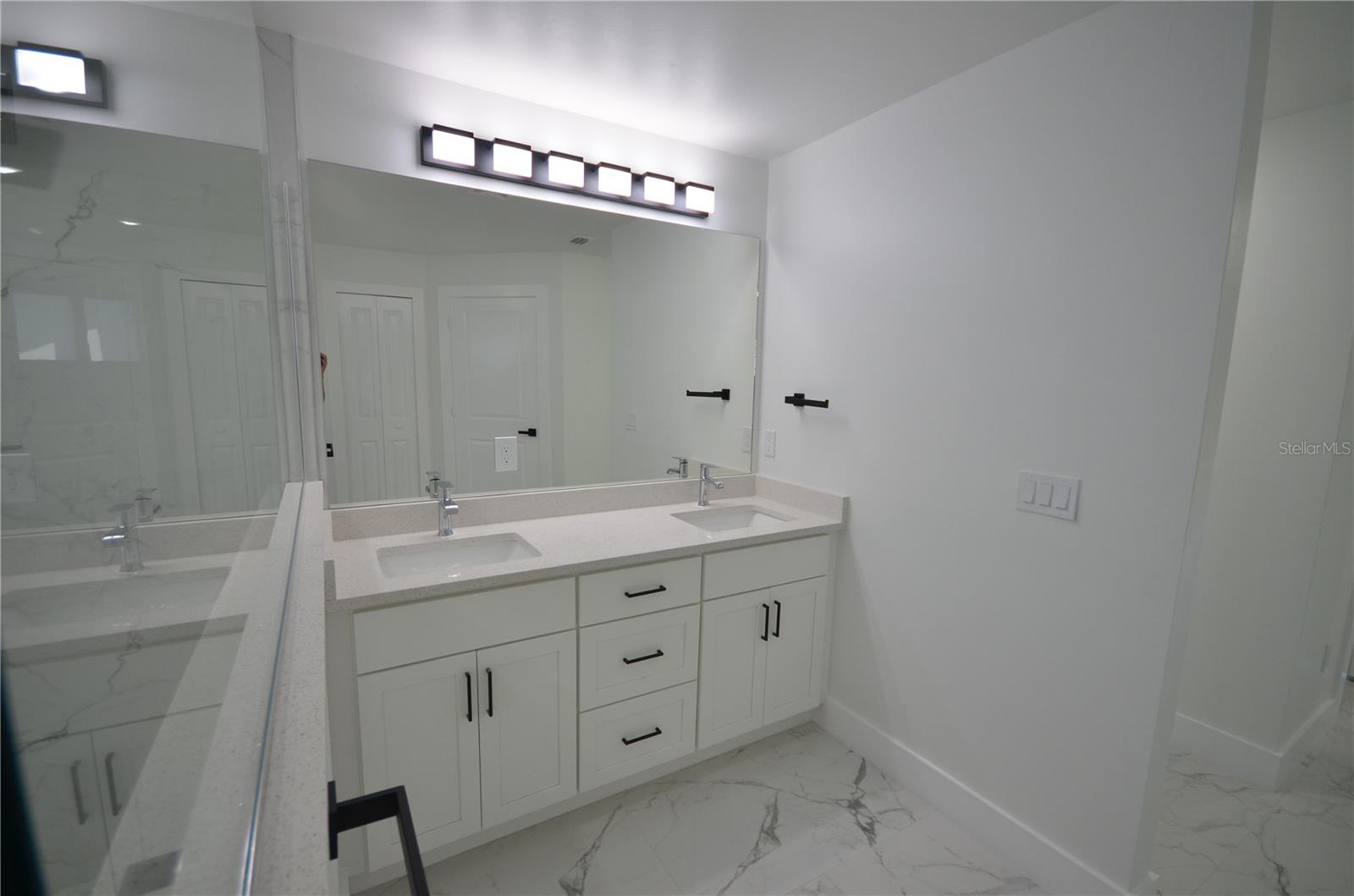 1242 Hathor St E Property Photo 35