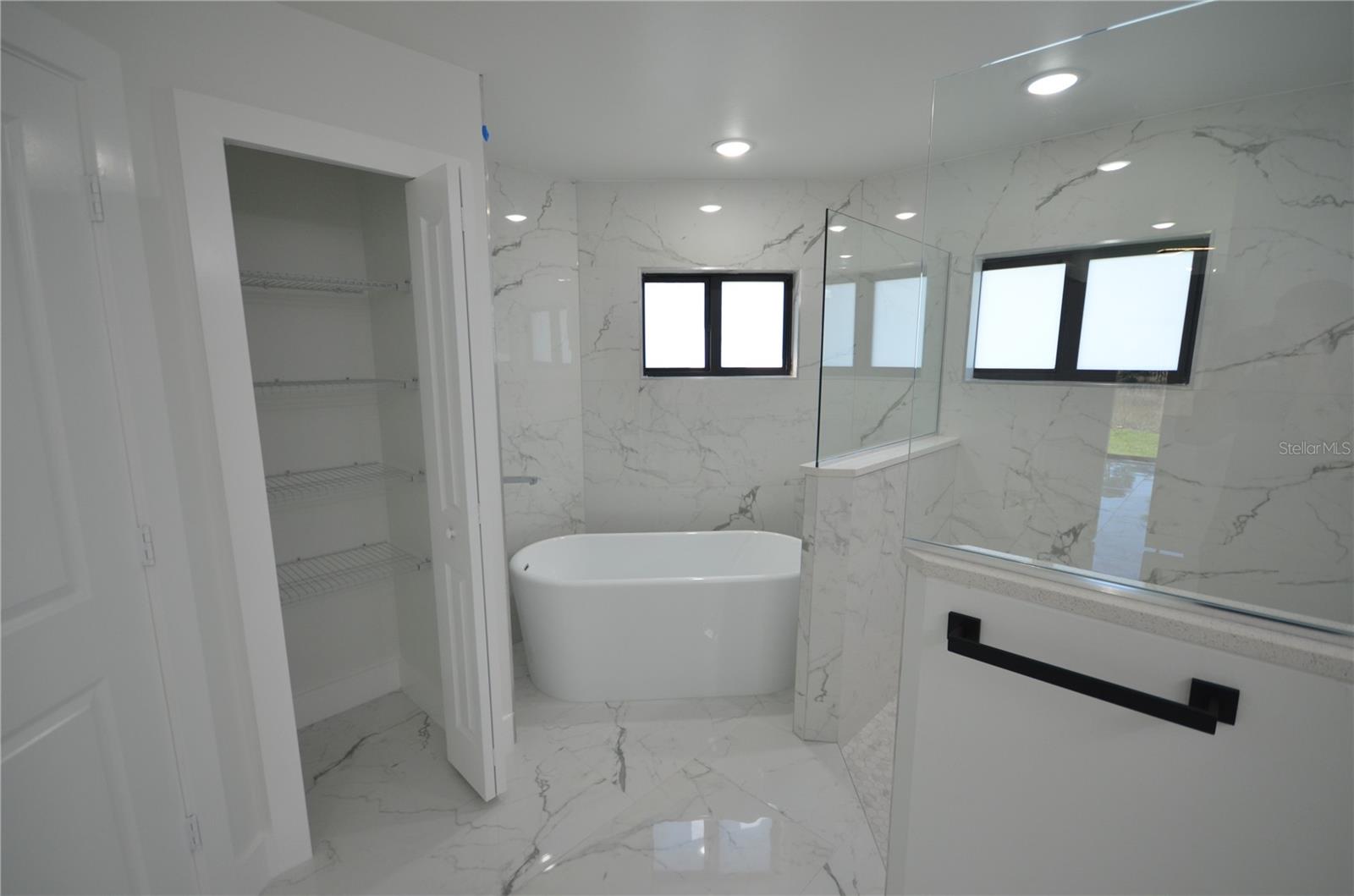 1242 Hathor St E Property Photo 36