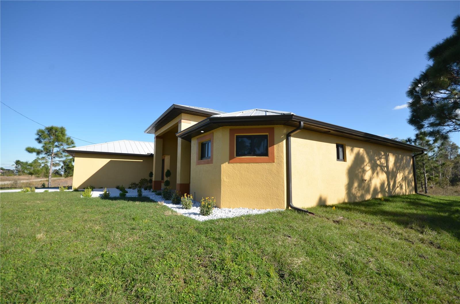 1242 Hathor St E Property Photo 42