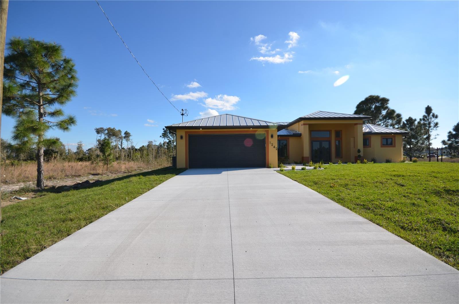1242 Hathor St E Property Photo 49