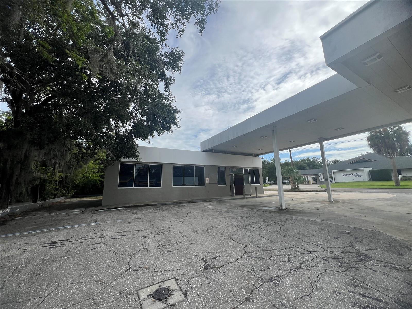1327 E Silver Springs Blvd Property Photo 2