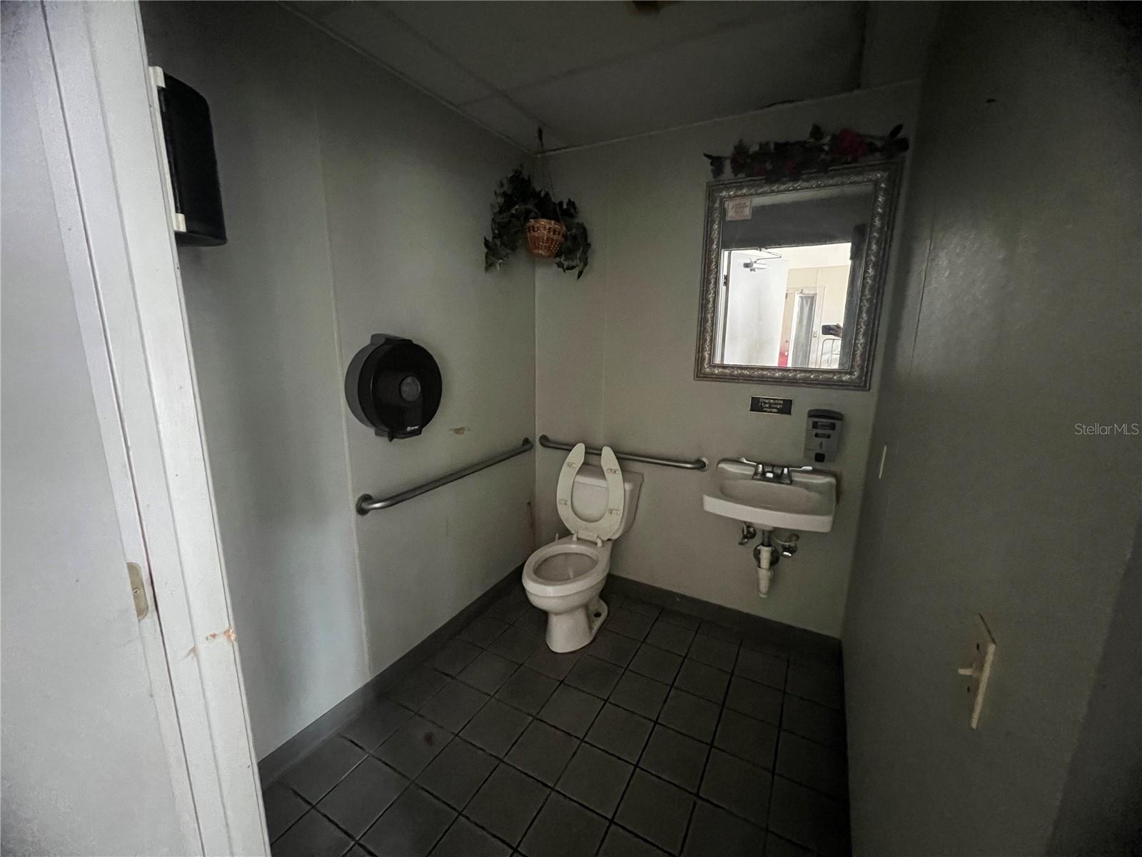 1327 E Silver Springs Blvd Property Photo 17