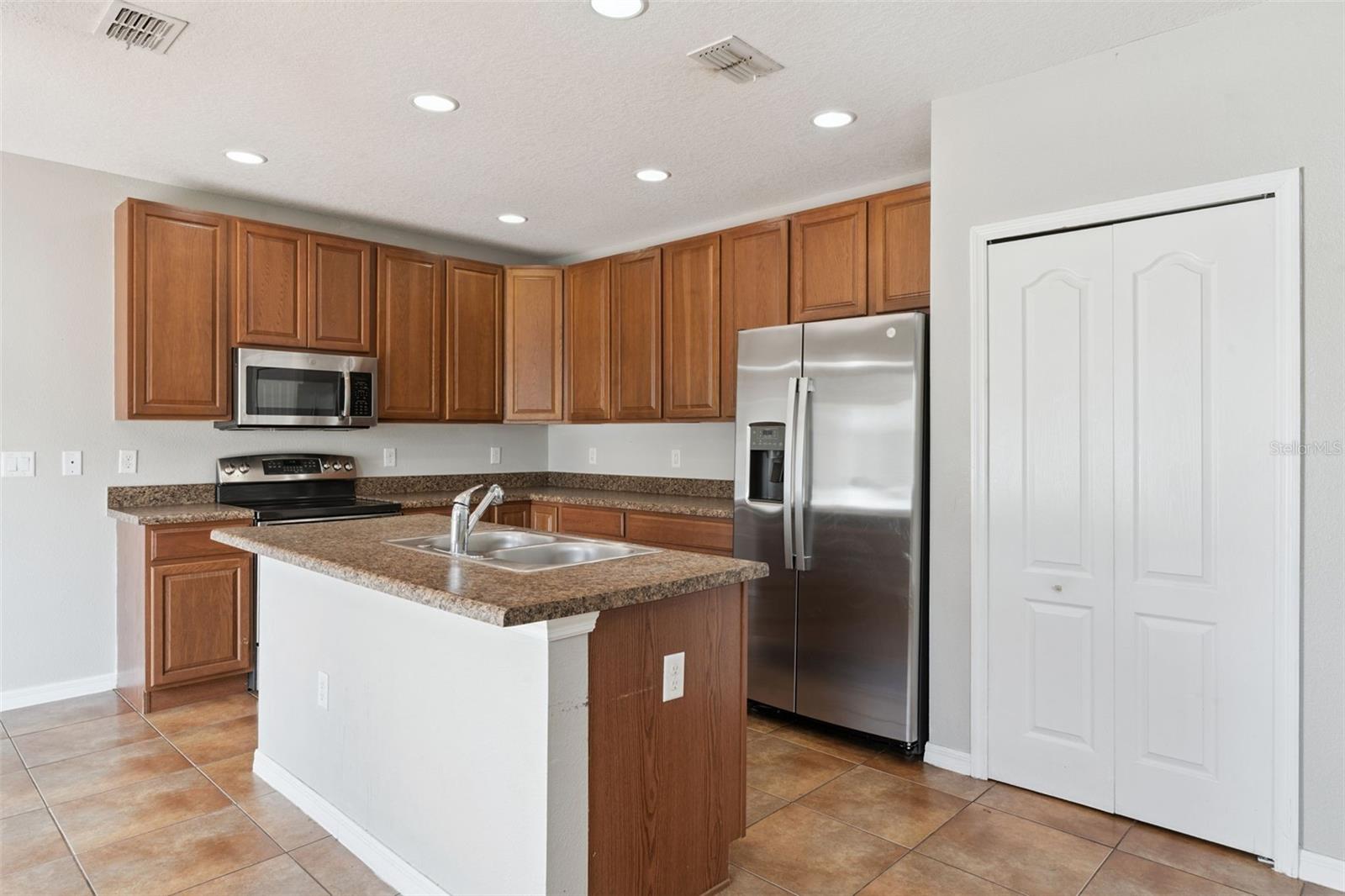 1038 Suffragette Cir Property Photo 6