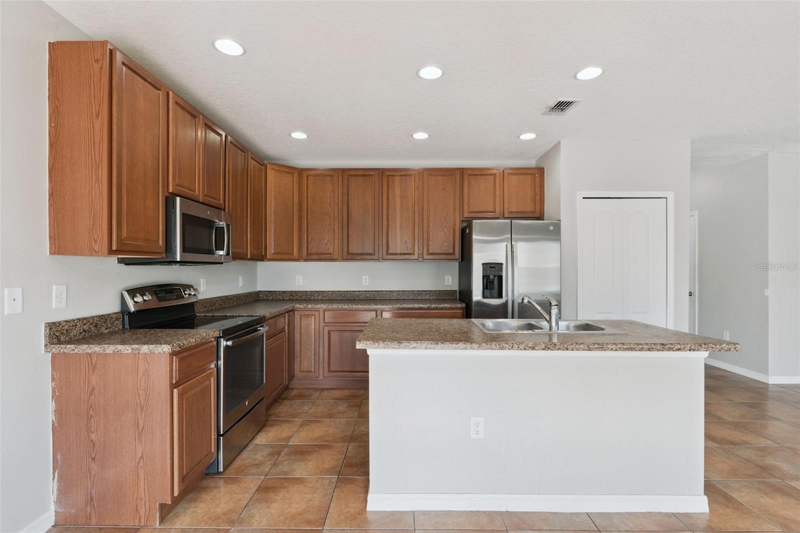 1038 Suffragette Cir Property Photo 8