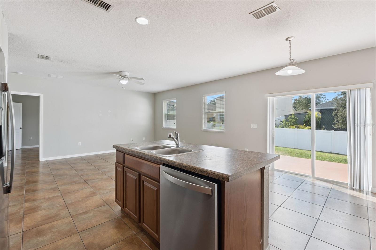1038 Suffragette Cir Property Photo 11