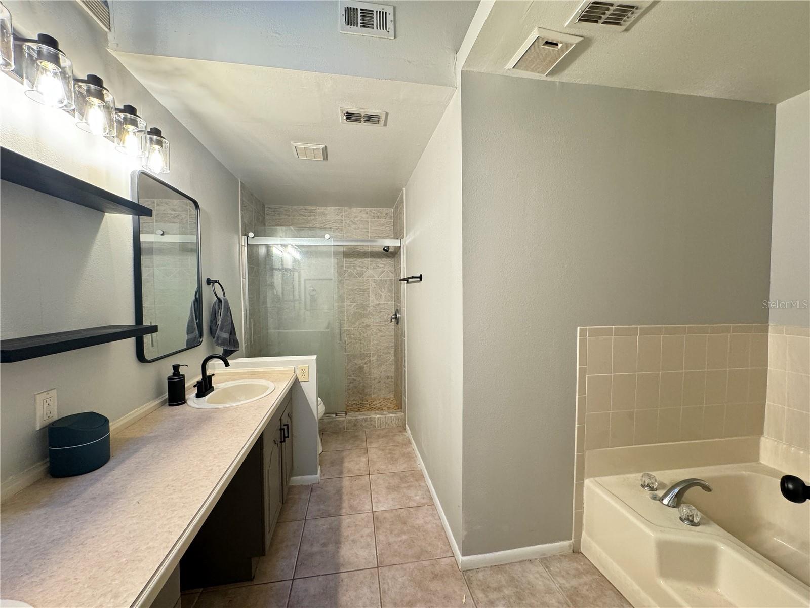 626 Red Oak Cir #110 Property Photo 5