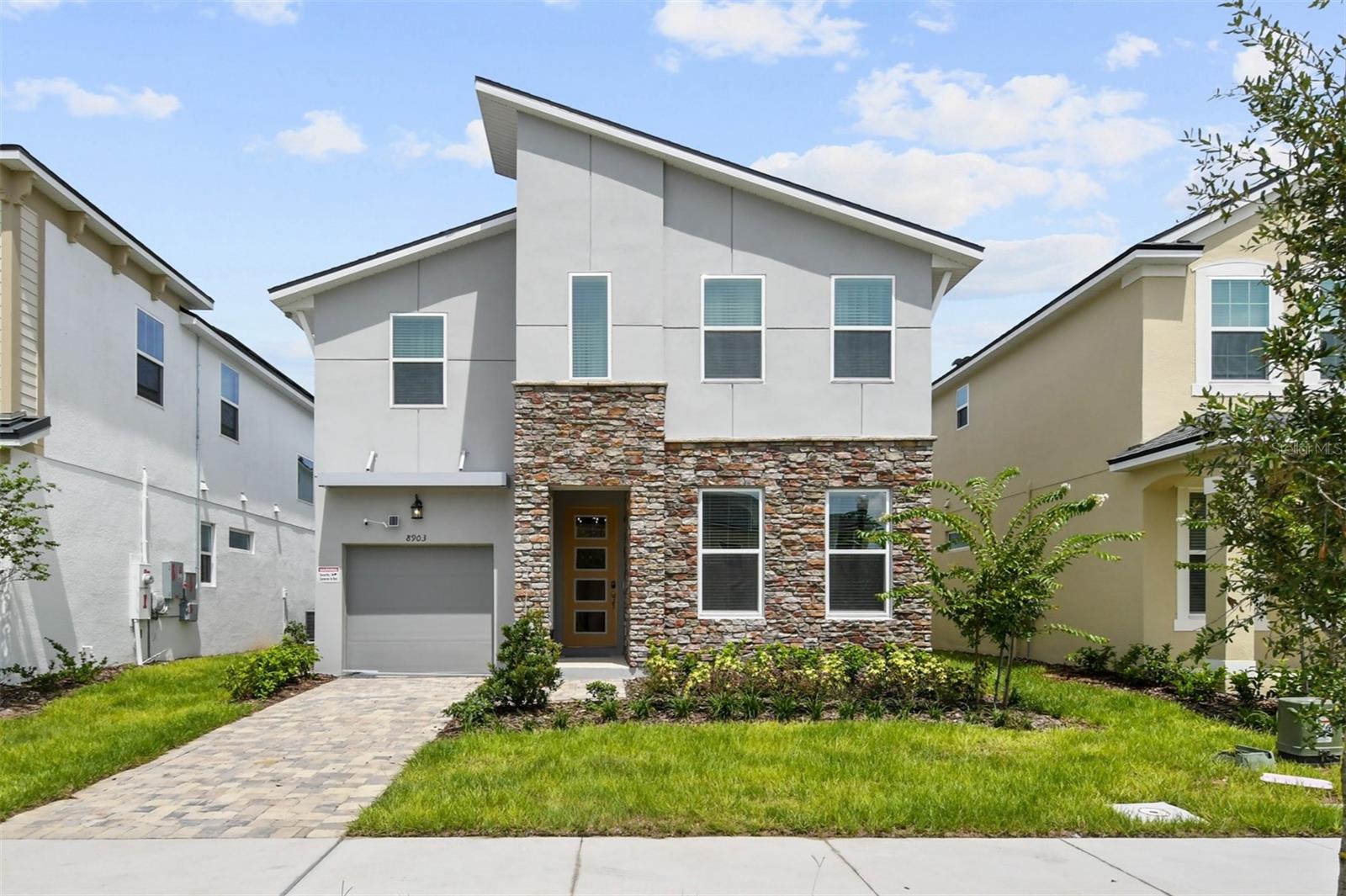 8903 Coconut Breeze Dr Property Photo 2