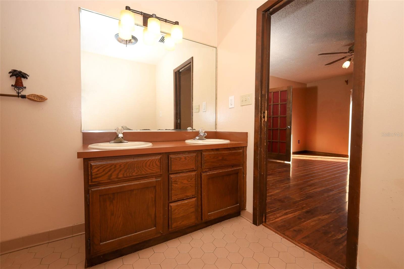 921 Eldridge St Property Photo 27