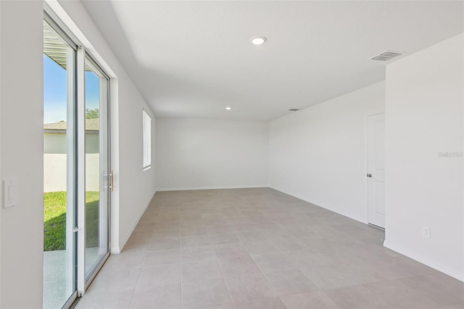12589 Homeland Dr Property Photo 6