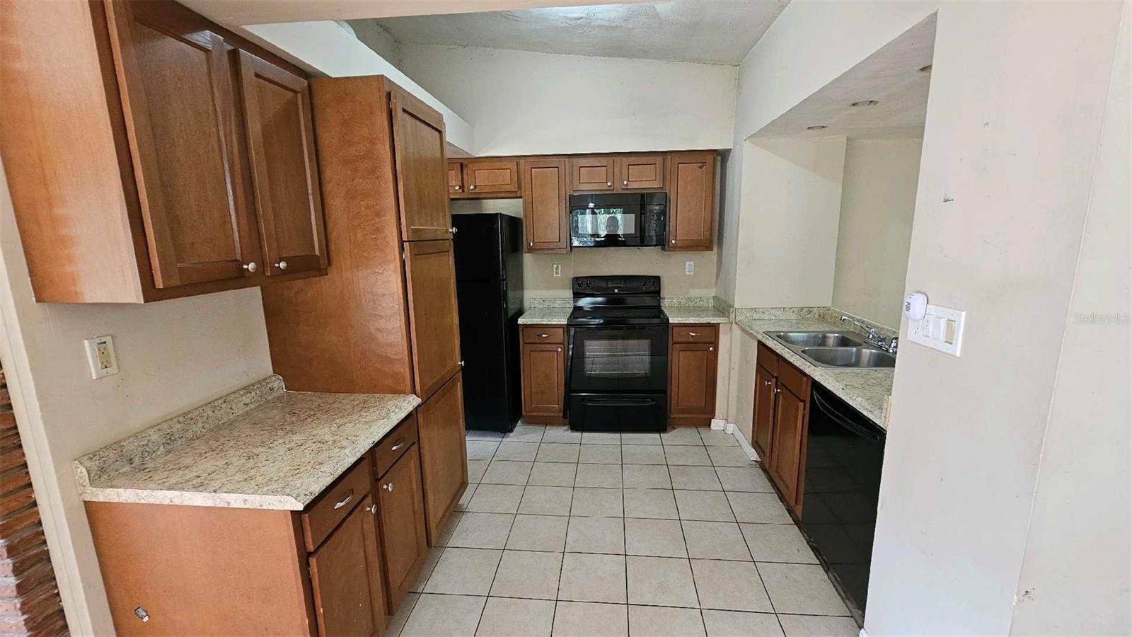 1017 Cypress St Property Photo 4