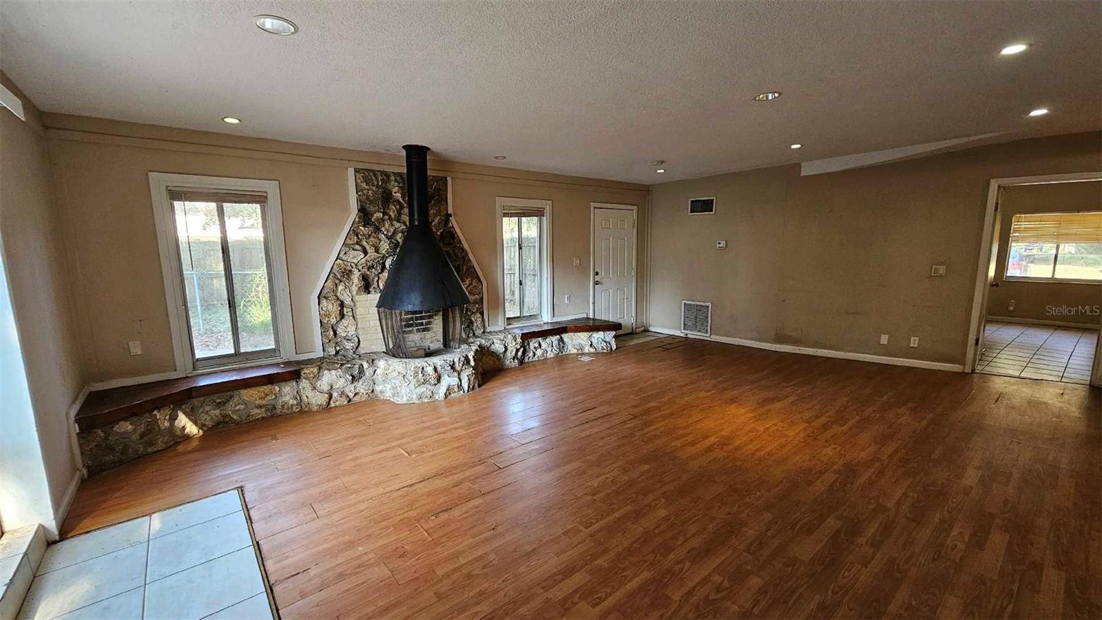 1017 Cypress St Property Photo 6